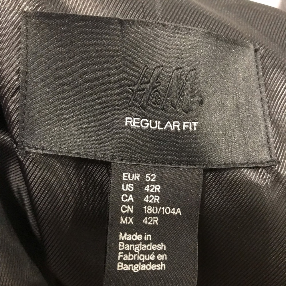 H&M black blazer. Size 42 R. Excellent used condition. No trace of wear. - Picture 10 of 11
